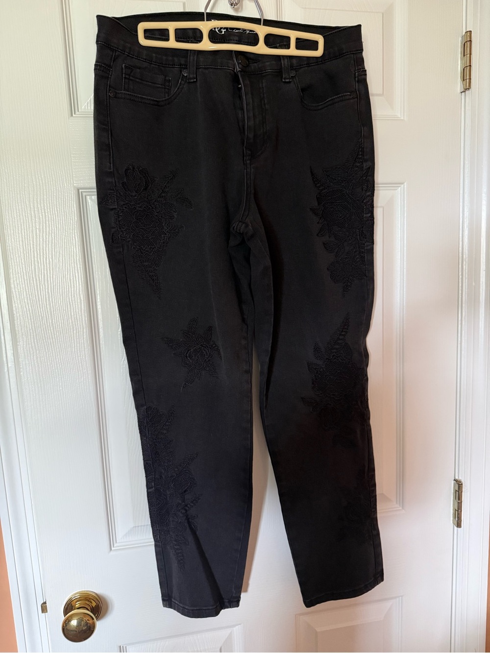 DG2 women’s size 12P Black Embroidered Jeans